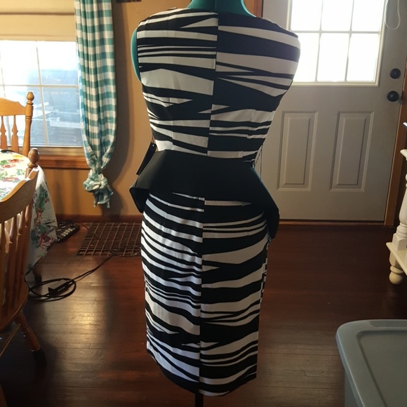 NWT white and black size 4 dress with belt - Picture 7 of 7
